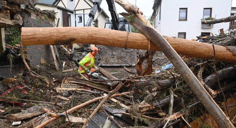 Casas foram demolidas, paredes arrastadas e telhados arrancados