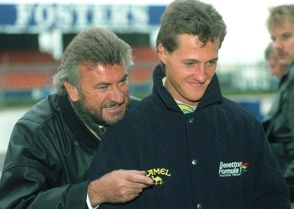 ARCHIVO - ANUNCIO RETIRADA MICHAEL SCHUMACHER :SCH01 SILVERSTONE (REINO UNIDO), 10.09.06.- Foto de archivo, tomada en abril de 1992, que muestra al piloto alemán de Fórmula Uno Michael Schumacher (d), junto a su representante, Willi Weber, en el circuito de Silverstone, Reino Unido. Schumacher anunció hoy domingo 10 de septiembre su retirada de la competición al término de esta temporada. EFE/Oliver Multhaup/Archivo

