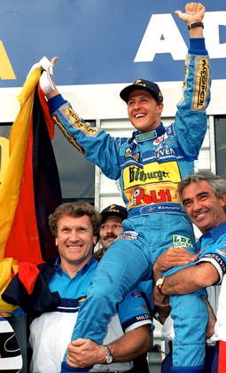 Michael Schumacher é considerado por muitos o maior piloto de Fórmula 1 da história. Com sete títulos conquistados, o alemão é o maior vencedor da categoria, ao lado do inglês Lewis Hamilton, que chegou à sétima conquista na temporada passada Confira: Máquina de polêmicas! Confira confusões de Neymar na carreira