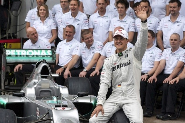 BRASIL AUTOMOVILISMO GP BRASIL:GRA058. SAO PAULO (BRASIL), 25/11/2012.- El piloto alemán Michael Schumacher posa para la foto oficial de la escudería Mercedes, en el Gran Premio de Brasil, último del Mundial de Fórmula Uno, que se celebra hoy, 25 de noviembre de 2012, en el autódromo de Interlagos en la ciudad brasileña de Sao Paulo. EFE/Miguel Gutiérrez

