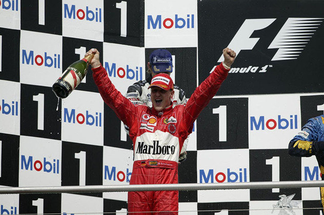 Schumacher foi ao pódio em 155 corridas, contra 191 de Hamilton, que também domina esta estatística. Foram 3961 pontos na carreira, contra 4697 do inglês. 