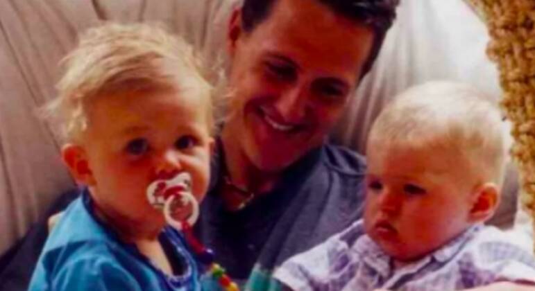 Schumacher com Max Verstappen e filha Gina-Maria Schumacher no colo