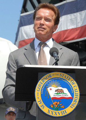 Schwarzenegger também sempre atraiu polêmica por sua preferência pelo Partido Republicano nos EUA. Naturalizado americano em 1983, ele entrou na política e elegeu-se governador da Califórnia, duas vezes.  