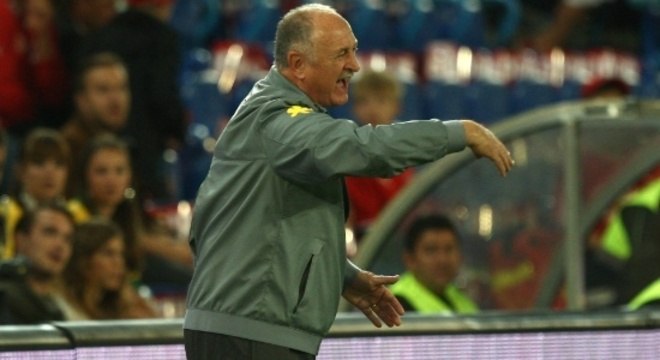 Felipão sofreu com as vaias e o fraco futebol do Brasil contra a Sérvia