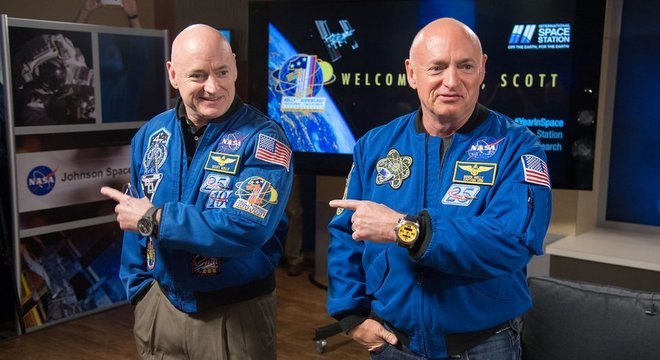 Scott Kelly (à esquerda) com seu irmão gêmeo Mark