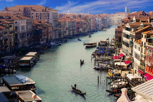 Se a pessoa utilizar trajes de banho ou chinelos em Veneza e Lipari, também pode receber uma multa do mesmo valor.