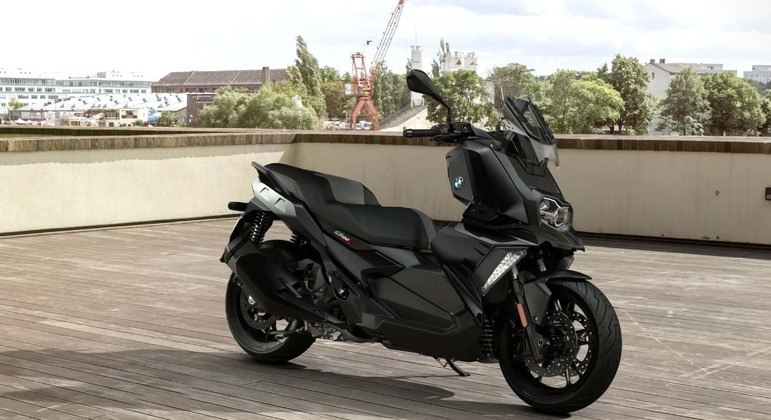 Moto tem motor monocilíndrico de 350 cc com potência de 34 cv
