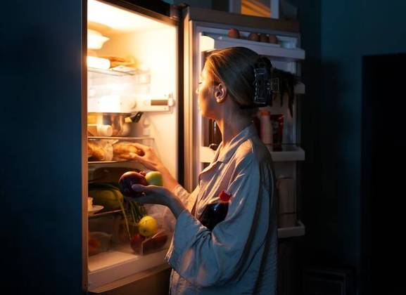  Se não fosse pra comer de madrugada, não teria lâmpada na geladeira