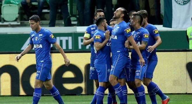 Confusão de identidade
Se houver um lance em que o árbitro não conseguiu ver com clareza o autor da infração em campo ou penalizou o jogador errado, ele pode utilizar o VAR para confirmar a identidade do atleta. Geralmente é utilizado quando há confusão entre muitos jogadores, para que o árbitro da partida reconheça os envolvidos e avalie se merecem alguma punição.