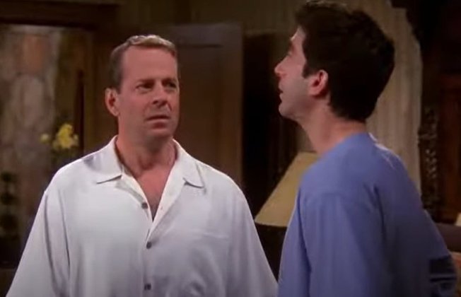 Se você assistiu todos os episódios de Friends fatalmente vai lembrar dos que aparecem o ator Bruce Willis. De graça, ele interpretou o pai de uma das namoradas de Ross, sendo que ele só participou do programa porque perdeu uma aposta com Matthew Perry. 