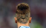 Goleiro reserva do Uruguai, Sebastian Sosa, que joga pelo Indepediente-ARG, exibe tatuagem de leão na cabeça, durante o aquecimento