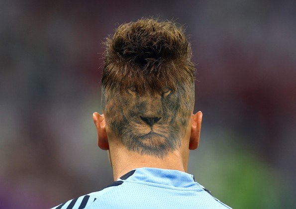 Goleiro reserva do Uruguai, Sebastian Sosa, que joga pelo Indepediente-ARG, exibe tatuagem de leão na cabeça, durante o aquecimento