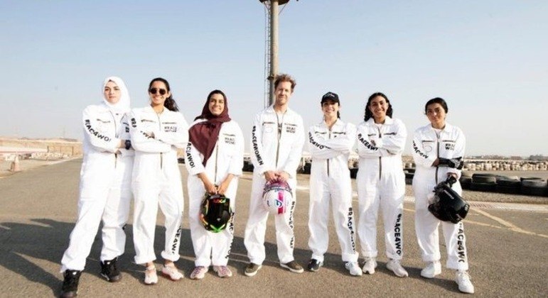 Em 2021, Vettel organizou uma corrida de kart apenas com mulheres na Arábia Saudita