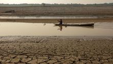 Seca na Amazônia transforma lago de vila flutuante em lama