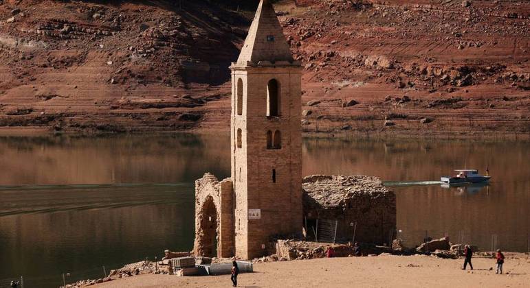 Torre surgiu após anos de chuvas abaixo da média na região da Catalunha