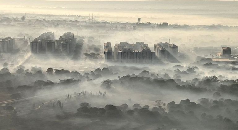Clima seco forma nuvem de fumaça no DF
