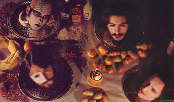  Secos e Molhados - A banda Slade foi uma das influências para o surgimento no Brasil do conjunto Secos e Molhados, que tinha o vocalista Ney Matogrosso em início de carreira e que foi um ícone dos anos 70 no país