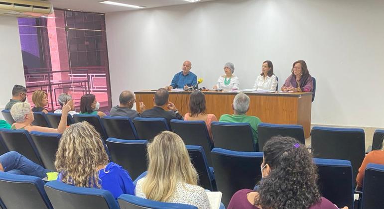 Secretária de Educação do DF, Hélvia Paranaguá (ao centro da mesa), no auditório da secretaria