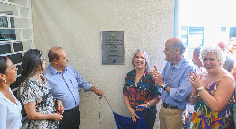 Secretária de Educação, Hélvia Paranaguá, com o governador Ibaneis Rocha e o vice, Paco Britto