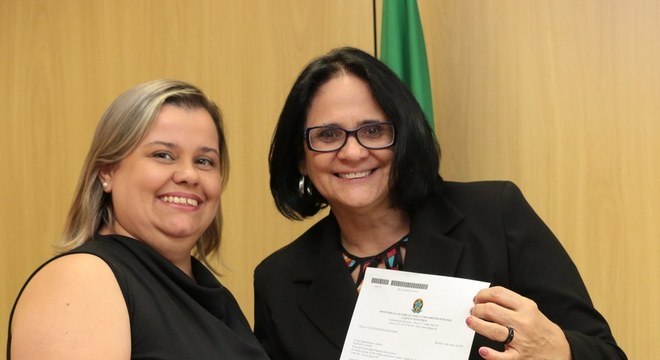 A secretária Priscilla Roberta Gaspar de Oliveira com a ministra Damares Alves 