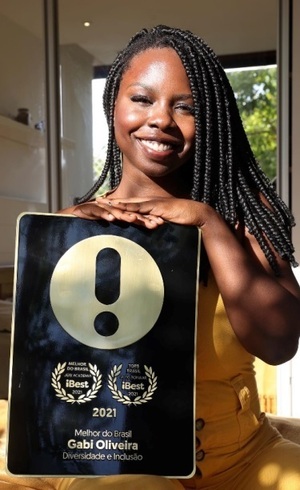 Influenciadora ganhou prêmio iBest 2021 pelo trabalho em prol da diversidade e inclusão (Reprodução/Facebook)