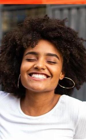 Aulas ensinam a cortar e tratar dos cabelos cacheados e crespos (Reprodução/Seda)