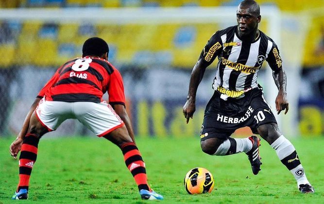 Seedorf (Botafogo)Após dez temporadas de sucesso no Milan, entre 2012 e 2013, o meio-campista holandês se mudou para o Rio de Janeiro para defender a camisa do Botafogo. O único título conquistado pelo camisa 10 do time alvinegro foi a Taça Guanabara de 2013 e o craque encerrou sua carreira de jogador no começo de 2014
