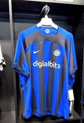 Segunda maior campeã italiana (19, assim como o Milan), a Inter de Milão deve usar este modelo em 2022/2023, mas o clube ainda não confirmou. O time é patrocinado pela Nike e tricampeão europeu.