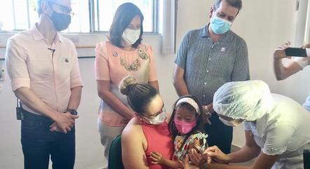 Gabriela Duarte foi a segunda a ser vacinada