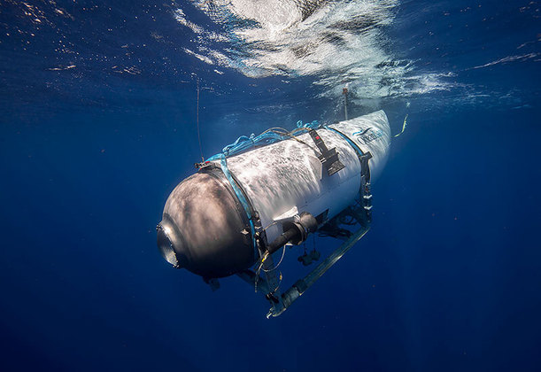 Segundo a “OceanGate”, empresa que fabrica o “Titan”, o submarino pode chegar a 4 mil metros de profundidade e alcançar uma velocidade de 5,5 km/h. Ele mede 6,7m de comprimento e pesa cerca de 10 toneladas.