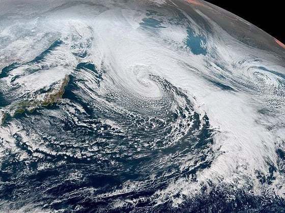 Segundo especialistas, o furacão ganhou força ao se aproximar da Flórida por conta da alta temperatura das águas do oceano que, naquela região, estão chegando a 32°C. O calor se transforma em energia e então fortalece o ciclone.