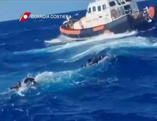 Segundo informações da agência de notícias Ansa, no sábado (05/08), dois barcos com imigrantes naufragaram durante a rota em direção à Europa. 