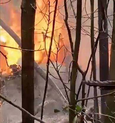 Segundo informações da Rede Amazônica, os bombeiros trabalharam cerca de três horas para conseguir conter o incêndio na mata provocado pelo acidente. 