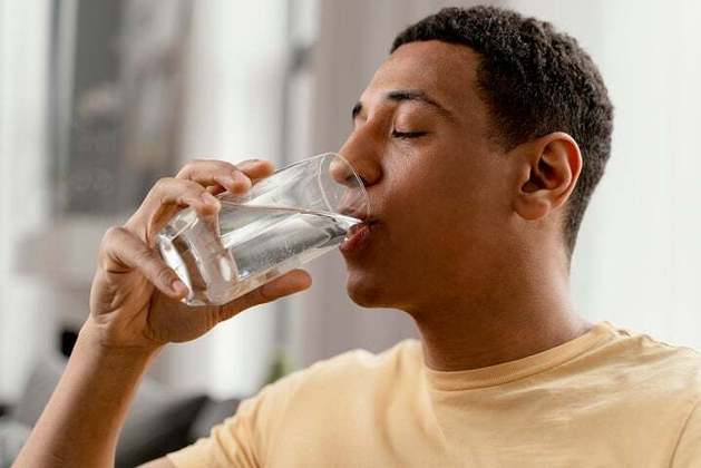 Segundo os especialistas, manter-se bem hidratado está entre as medidas que podem ser adotadas para minimizar os efeitos das baixas temperaturas na saúde.