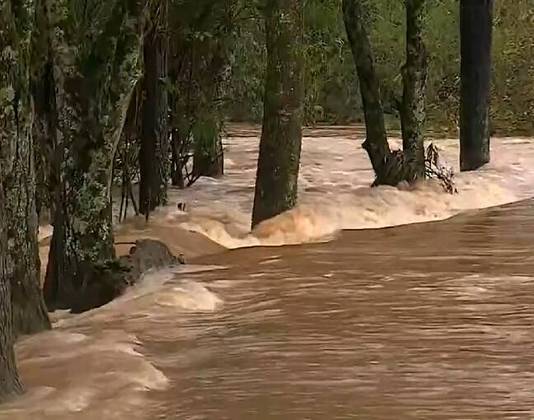 Segundo os órgãos competentes, há ainda uma pessoa desaparecida, residente em Caraá, uma das localidades mais afetadas pelo ciclone.