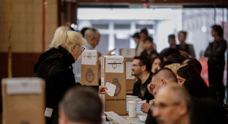 Votação transcorreu com tranquilidade; candidatos denunciaram alguns problemas com cédulas eleitorais
