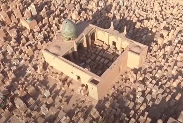 Segundo um historiador local, para os xiitas, que formam a maioria religiosa no Iraque, é de grande importância ser enterrado próximo ao Imam Ali.