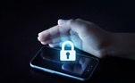 Os especialistas afirmam que uma boa estratégia é sempre ter por perto o IMEI (Identificação Internacional de Equipamento Móvel) do dispositivo, que pode ser usado para bloquear o telefone junto com a operadora. Esse número costuma estar na caixa original do aparelho ou pode ser consultado digitando o código *#06#, nesse caso seria necessário anotar e guardar