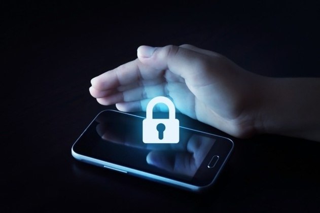 Os especialistas afirmam que uma boa estratégia é sempre ter por perto o IMEI (Identificação Internacional de Equipamento Móvel) do dispositivo, que pode ser usado para bloquear o telefone junto com a operadora. Esse número costuma estar na caixa original do aparelho ou pode ser consultado digitando o código *#06#, nesse caso seria necessário anotar e guardar