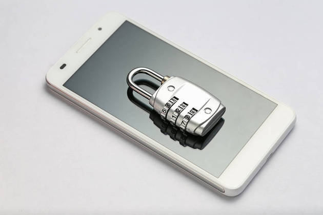 Para dificultar ainda mais a ação de criminosos, vale também habilitar senhas alfanuméricas mais longas, além dos 6 dígitos padronizados. Para isso, acesse as configurações do celular e configure uma nova senha com mais dígitos e/ou letras