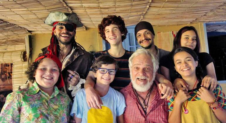 O elenco da série "Seis na Ilha", estreia da TV Brasil 