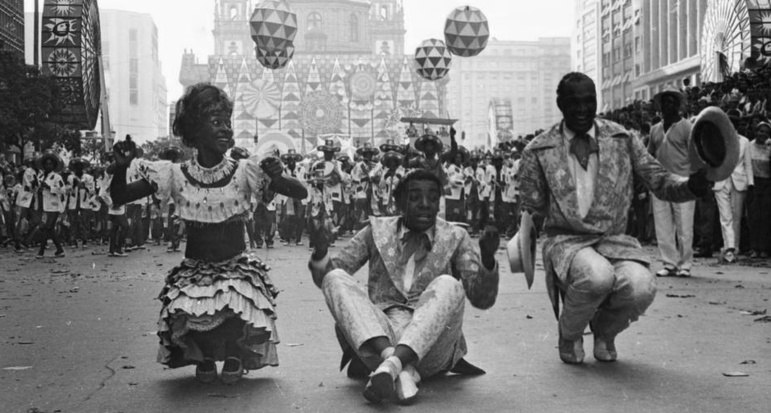 Seja com descontração ou crítica social, cada marchinha tem o espírito carnavalesco, recontando a história do Brasil em meio a risos, danças e celebrações.
