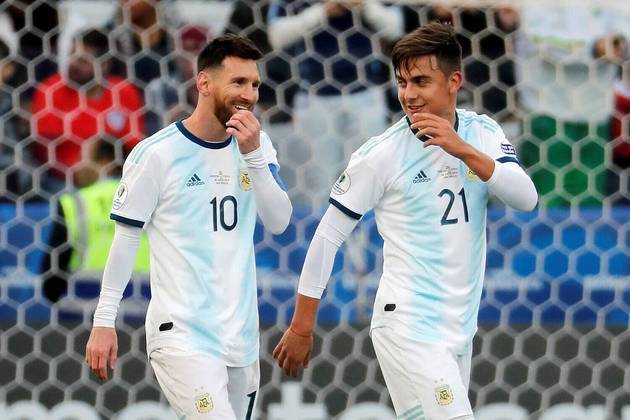 Messi e Dybala (Seleção argentina - 2018)O talento do camisa 10 da Argentina é unanimidade, mas Dybala virou meme quando discordou e disse que 
