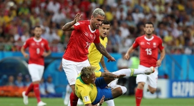 Neymar sofreu dez faltas na partida de estreia do Brasil, contra a Suíça
