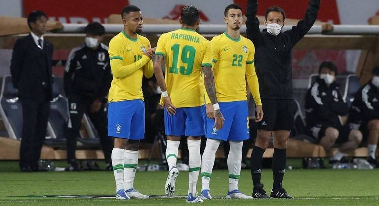 Gabriel Jesus e Martinelli entrando em campo durante amistoso do Brasil contra o Japão