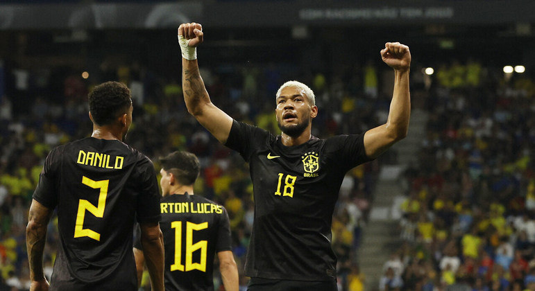 Joelinton estreou e marcou o primeiro gol do Brasil. Volante do Newcastle mostrou versatilidade e força