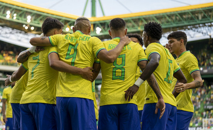 Ser convocado para a seleção brasileira é o sonho de todo jogador de futebol. Mas o que fazer quando esse chamado parece trazer má sorte para o atleta? Recentemente, vimos vários atletas que, após vestir a amarelinha, pareciam outros jogadores. O artilheiro que se tornou caneleiro, o camisa 10 que virou banco de reservas e até mesmo treinadores bem cotados que emendaram sequências de derrotas. Confira: