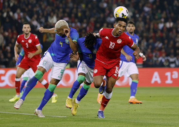 A seleção da Tunísia sofreu com os ataques brasileiros. Faltando poucos minutos para o fim da primeira etapa, o jogador Dylan Bronn foi expulso