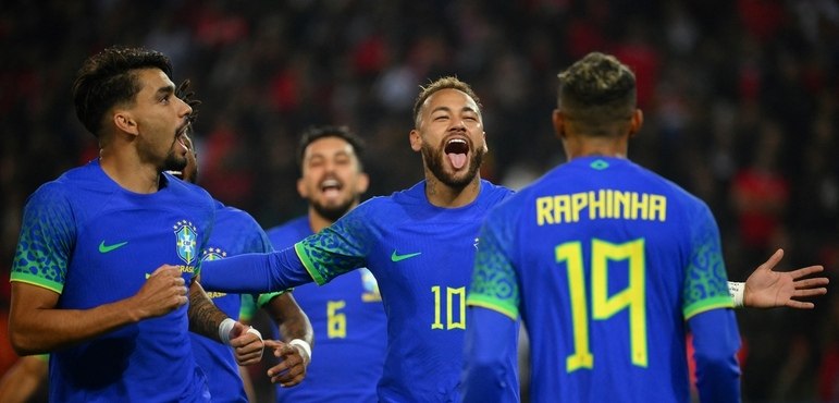 O Brasil estreou sua segunda camisa na partida contra a Tunísia. A camiseta azul conta com detalhes nas mangas que fazem referência à onça-pintada