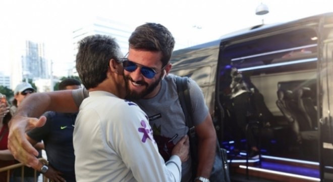 Alisson na chegada à concentração da Seleção Brasileira